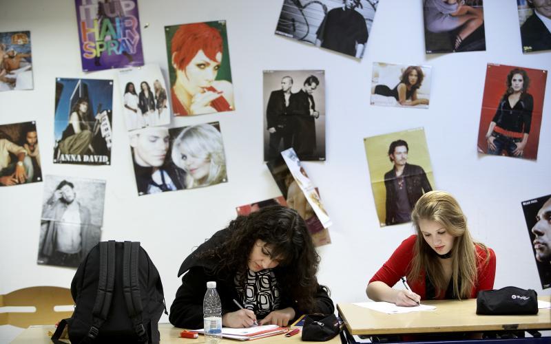 to piger sidder i klasselokaler og laver arbejde