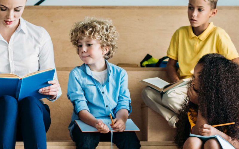 Lærer læser for elever