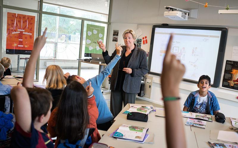Elever rækker hånden op i klasse