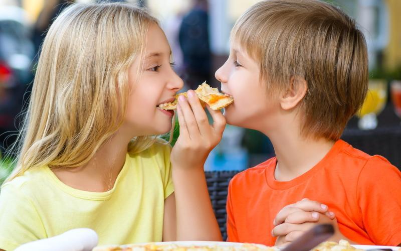 Dreng og pige spiser