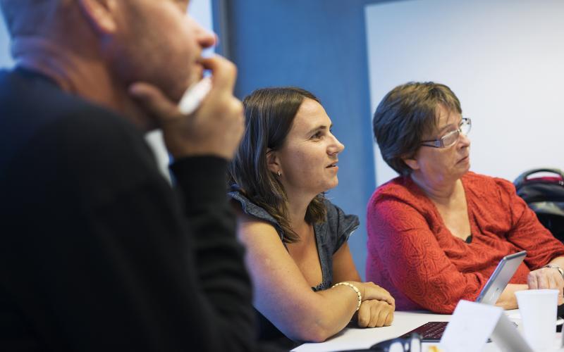 Mand og to kvinder til møde