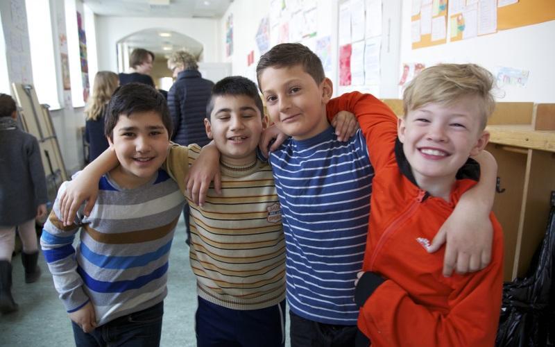 Fire drenge står på skolegang