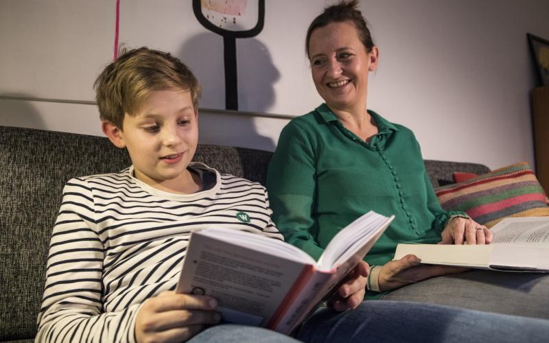 Søn og mor der læser