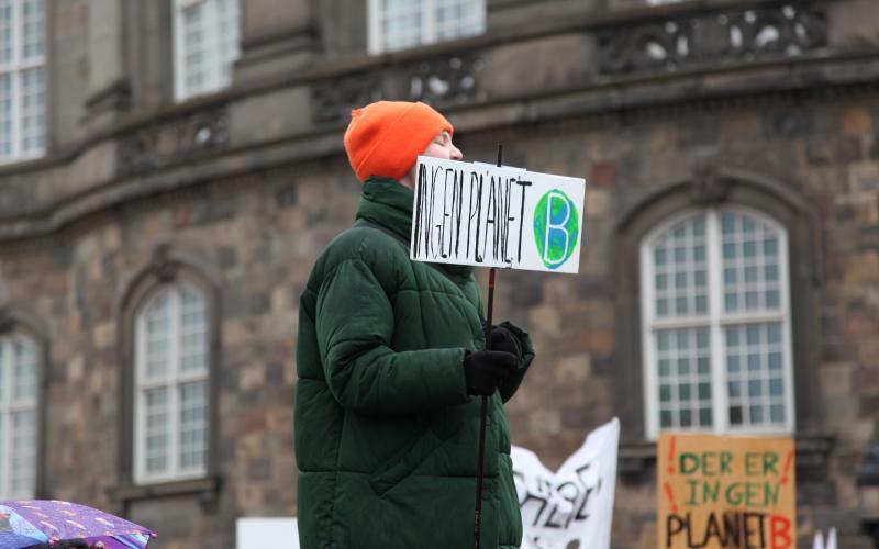 Barn med skilt til klimademostration