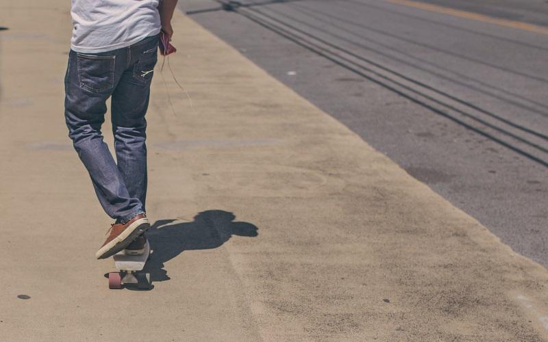 Billede af mands ben på skateboard