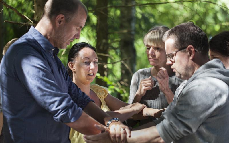 Forældre laver aktivitet i skoven