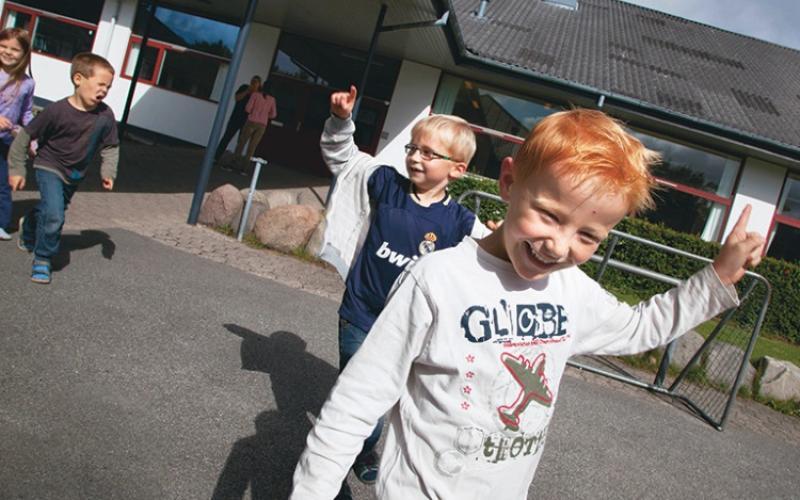 Elever leger i skolegård