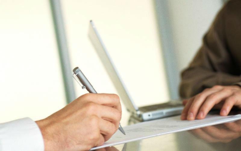 Person skriver på papir