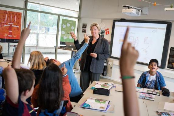 Elever rækker hånden op i klasse